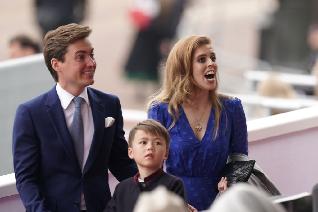 Princesse Béatrice dans une robe bleue souriant avec Edoardo et Wolfie