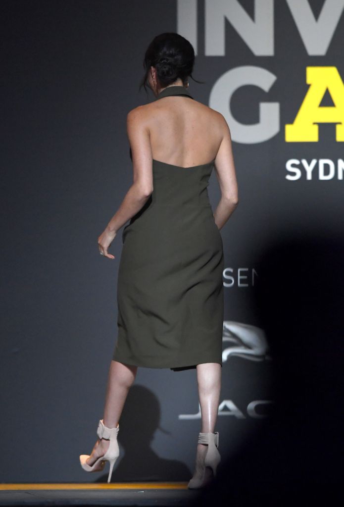 Meghan Markle usando um vestido cáqui deslumbrante sem costas em 2018