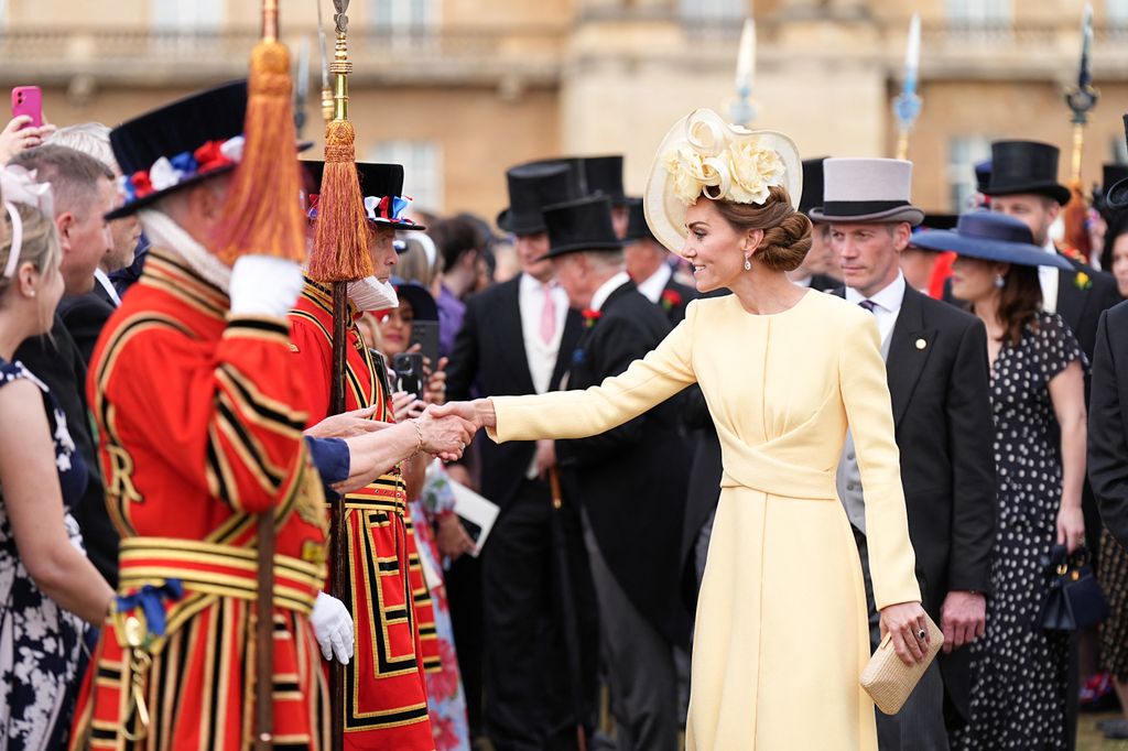 Catherine Inggris, Putri Wales bertemu dengan para tamu selama pesta kebun kerajaan di Istana Buckingham, di London, pada 20 Mei 2025