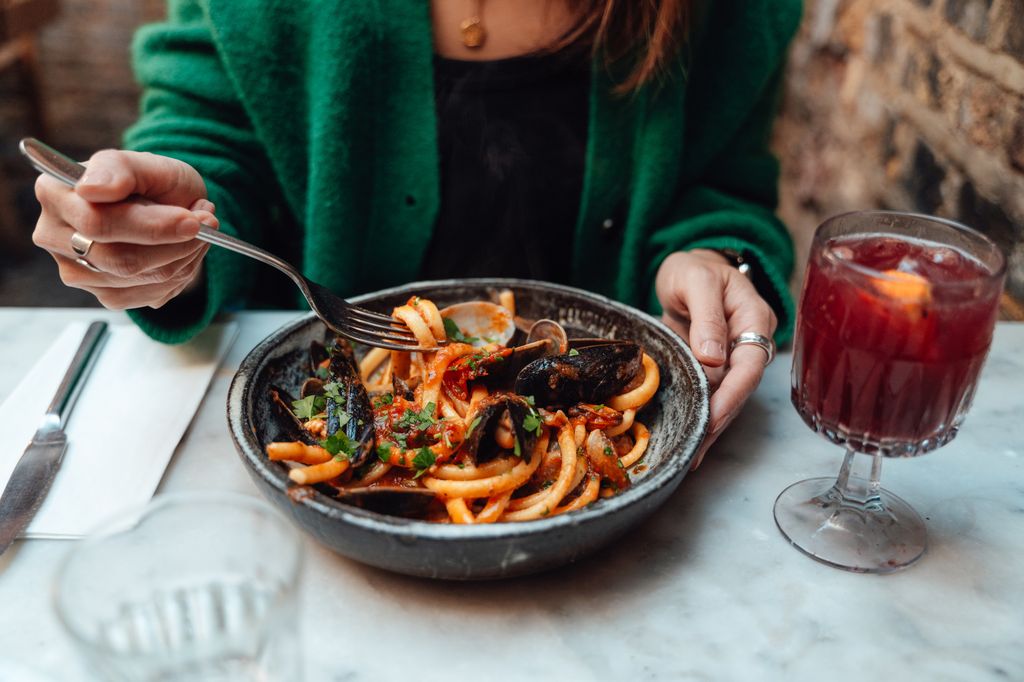 0ecc1da6c055 woman eating pasta