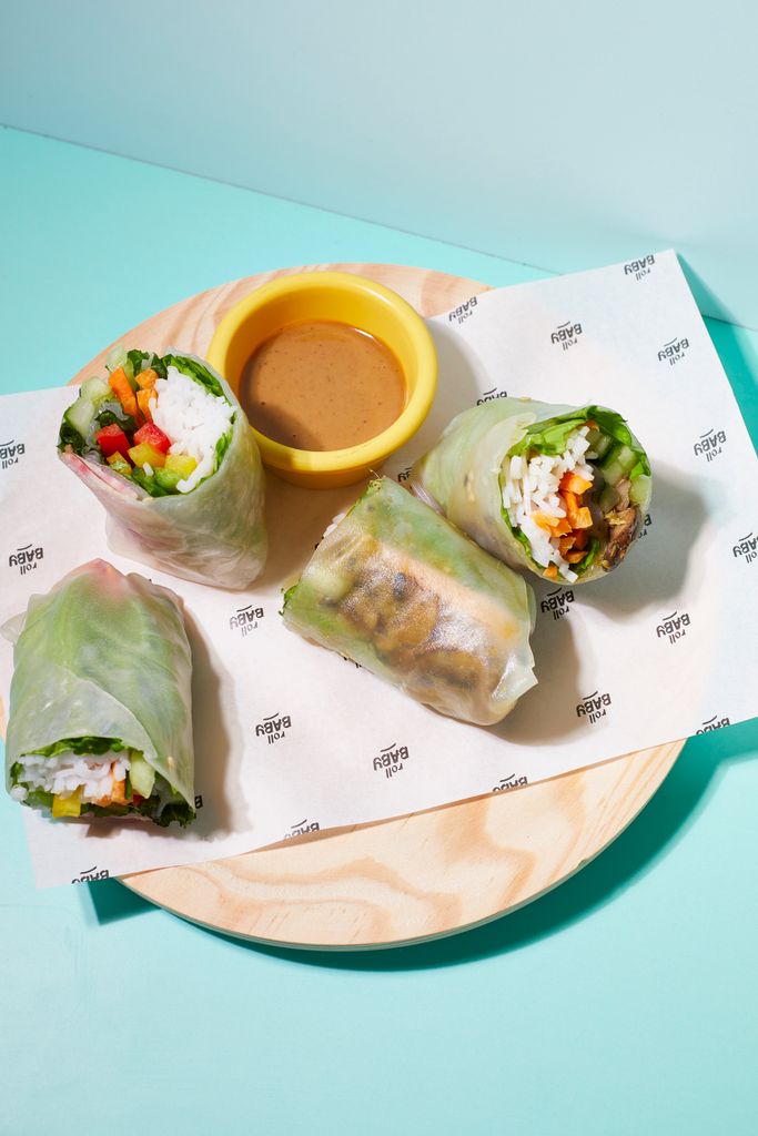Roll baby rolls with peanut sauce