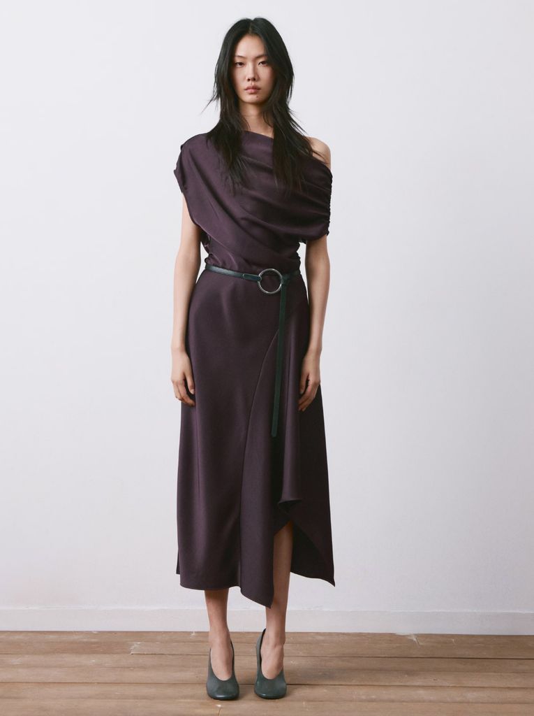 Comment s'habiller comme Victoria Beckham - une robe moulante marron de Mango