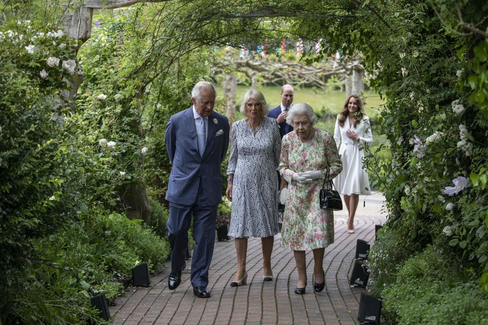 charles with queen elizabeth camilla william and kate