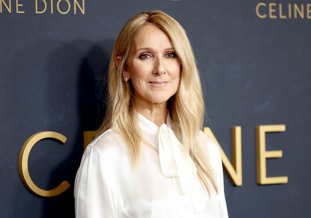 Celine Dion lleva blanca y sonríe primero
