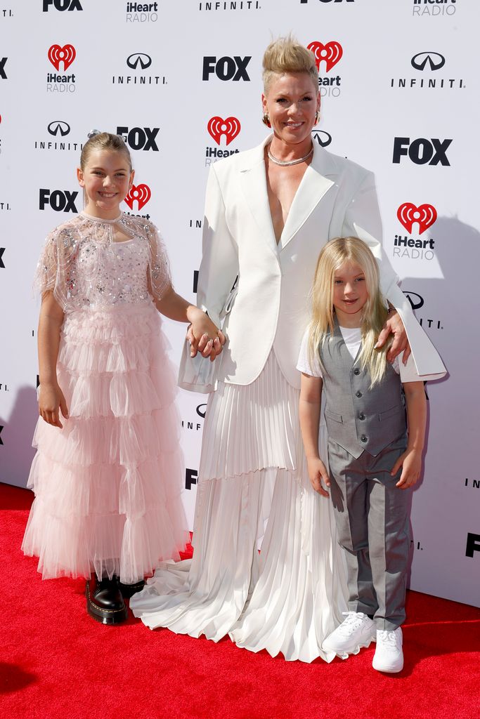 Pink stood with her two children