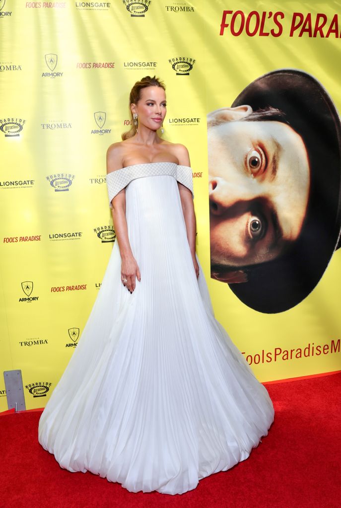 Kate Beckinsale resembles a bride in breathtaking dramatic white gown ...