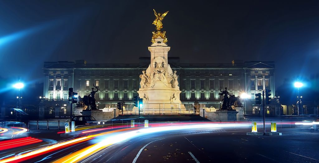 Long exposure of traffic on The Mall in front of Buckingham Palace at night.