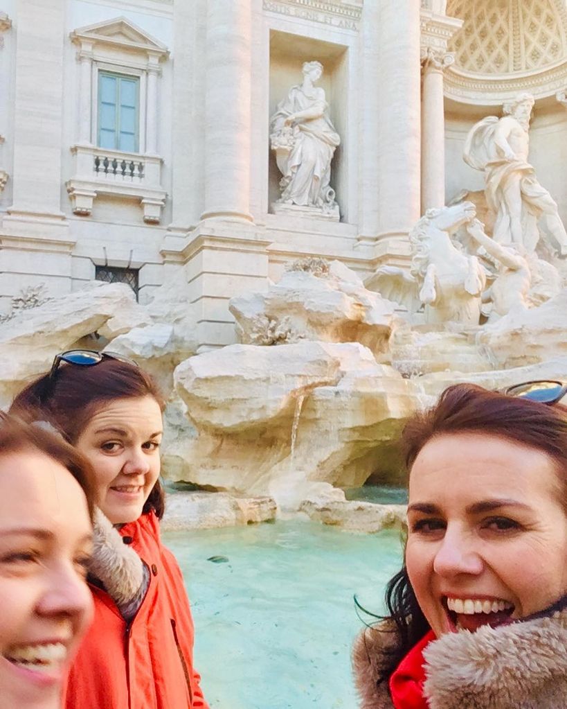 nina with sisters by trevi fountain 