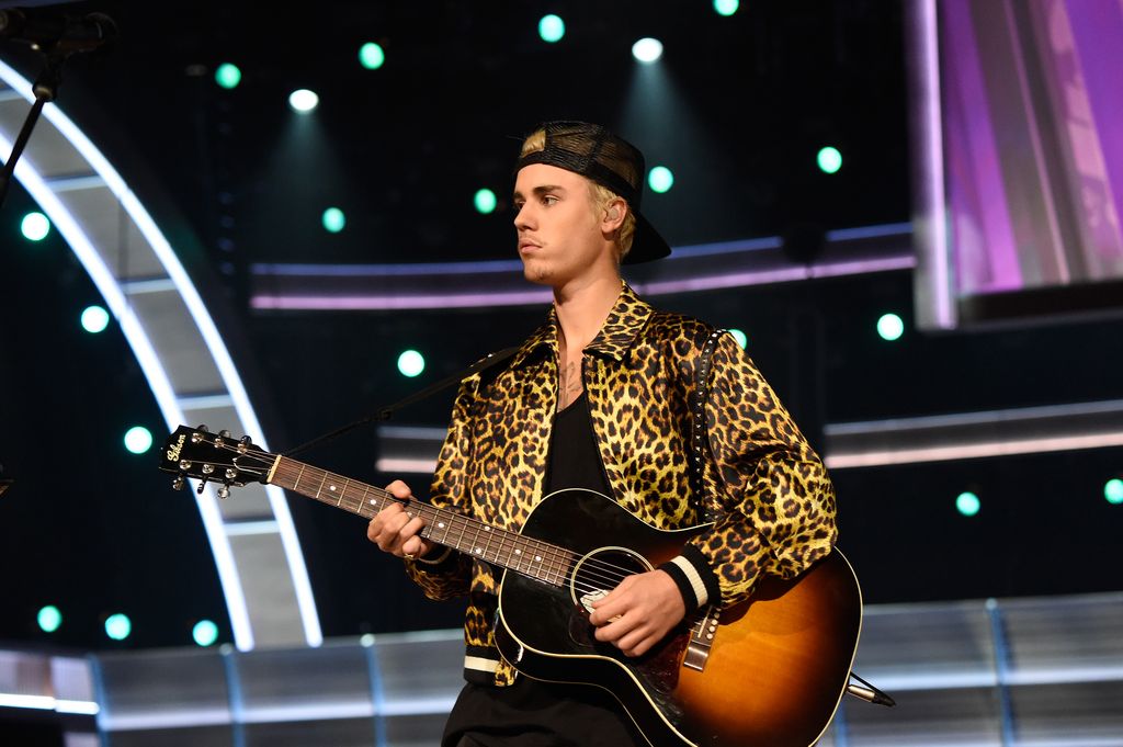 Justin Bieber en veste à imprimé léopard se produit sur scène lors de la 58e cérémonie des GRAMMY Awards 