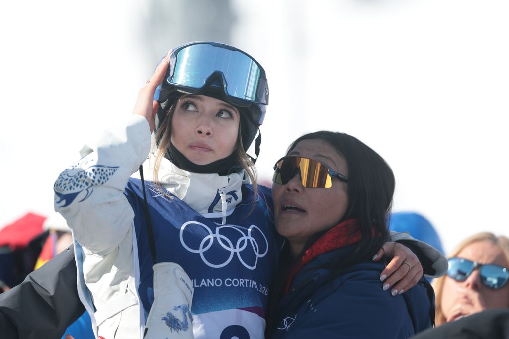 La médaillée d'or Ailing Eileen Gu de Team People Republic of China est vue avec sa mère lors de la finale féminine de Halfpipe le seizième jour des Jeux Olympiques d'hiver de Milano Cortina 2026 au Livigno Air Park le 22 février 2026 à Livigno, Italie