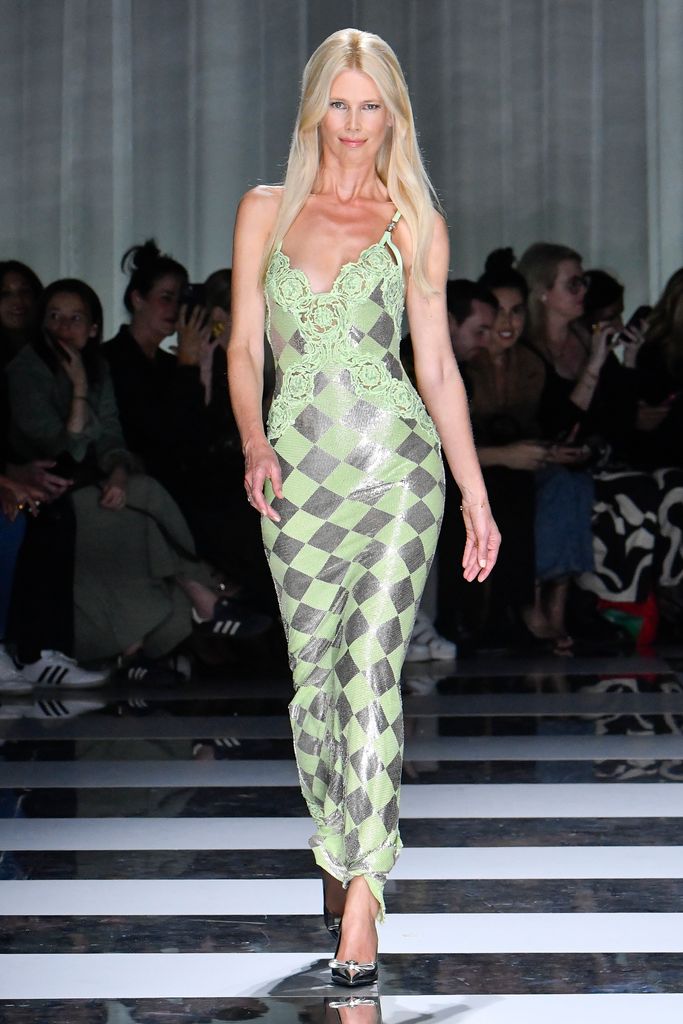 Claudia Schiffer desfila durante o desfile Versace Ready to Wear Primavera/Verão 2024, como parte da Milan Fashion Week 