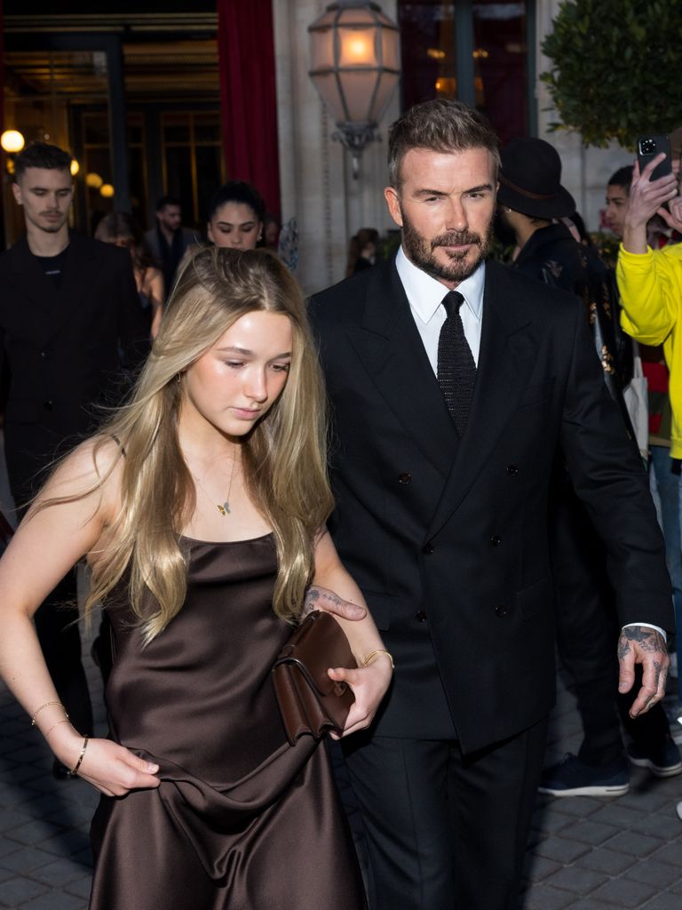 Harper Beckham berjalan bersama David Beckham