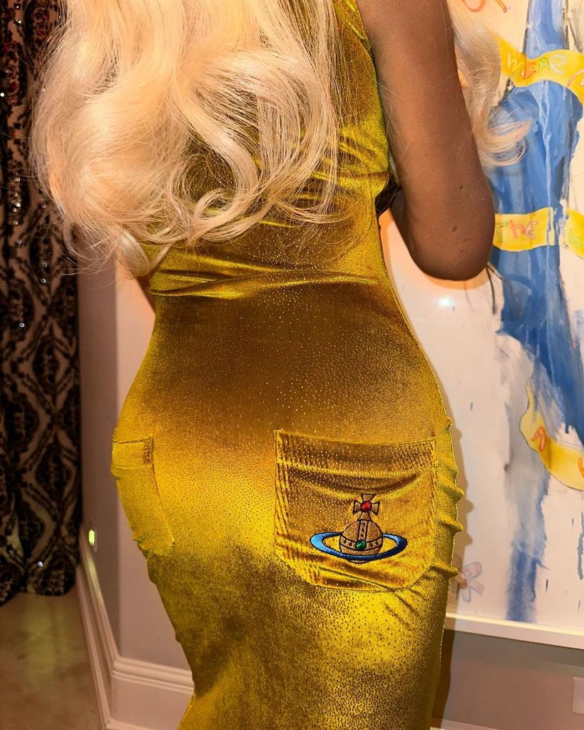 Christina Aguilera wows in gold dress with back pockets