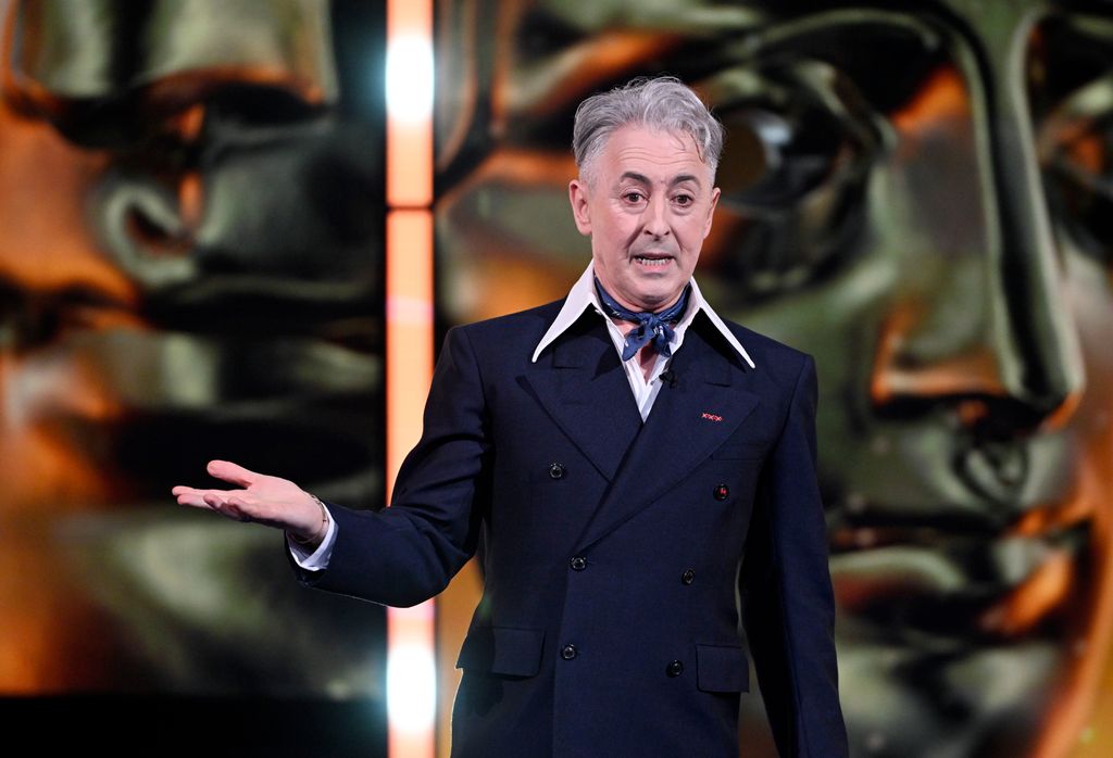 La BBC obligée de s'excuser après la diffusion d'insultes racistes lors des BAFTA 1 Alan Cumming s'exprime sur scène lors des EE BAFTA Film Awards