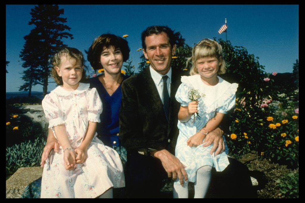 Barbara, Laura, George W. Bush and Jenna.