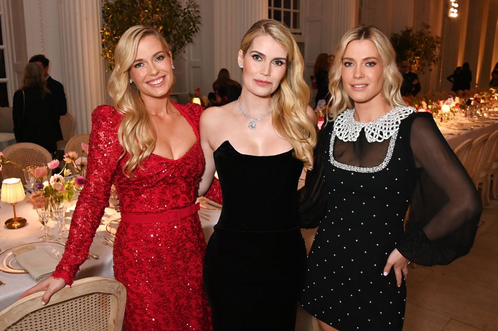 Lady Eliza Spencer, Lady Kitty Spencer e Lady Amelia Spencer no jantar de Rebecca Vallance