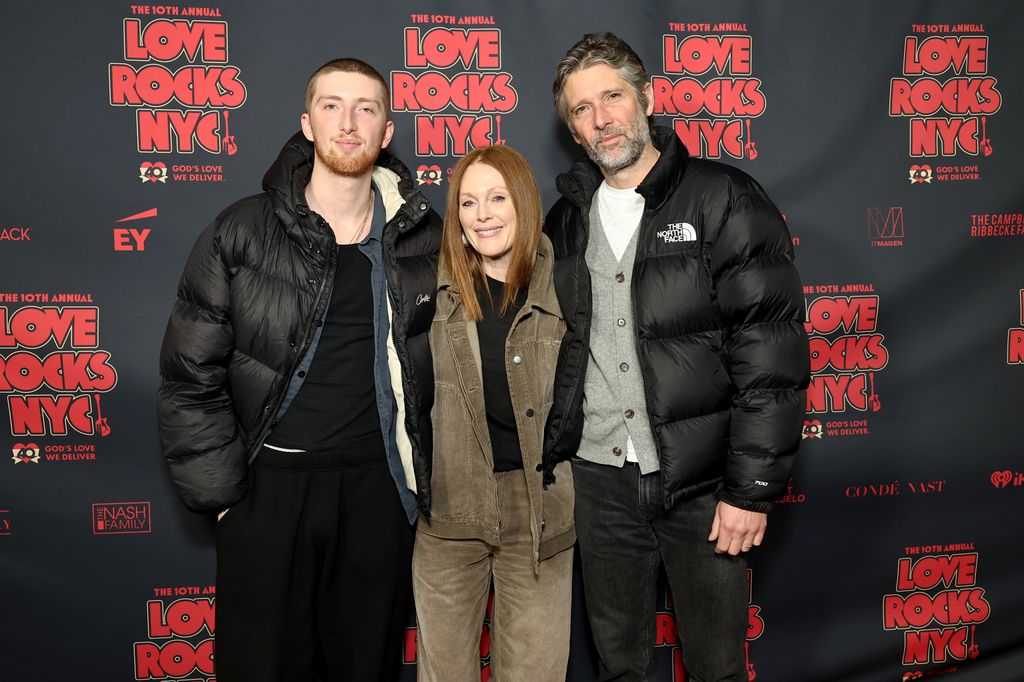 photo de Julianne Moore, de son fils et de son mari sur le tapis rouge