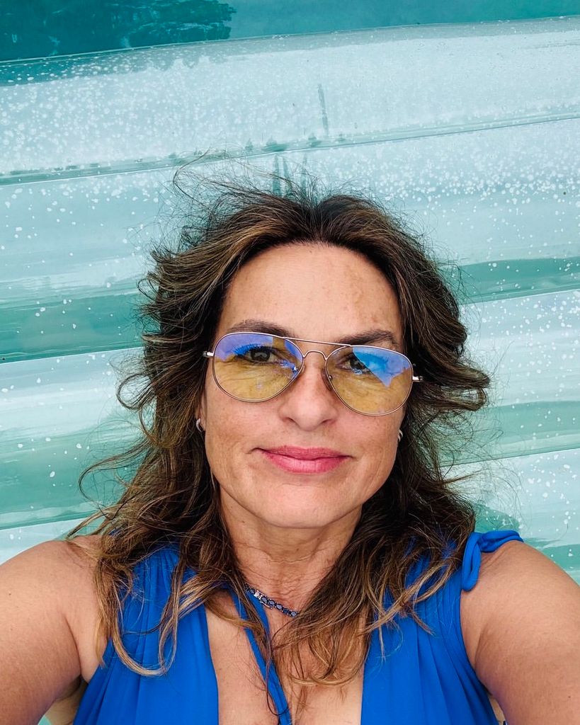 Mariska Hargitay se trouve sur un flotteur de piscine bleue portant un maillot de bain pour un selfie, partagé sur Instagram