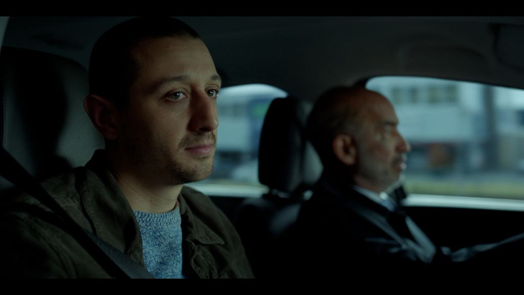 Benja Bruijning as Simon sitting in a police car in an episode of The Ring