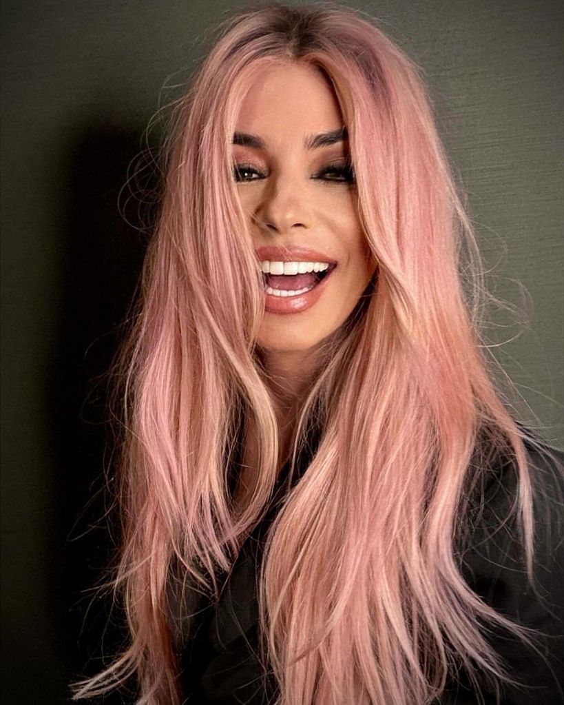 Shania Twain com cabelo rosa