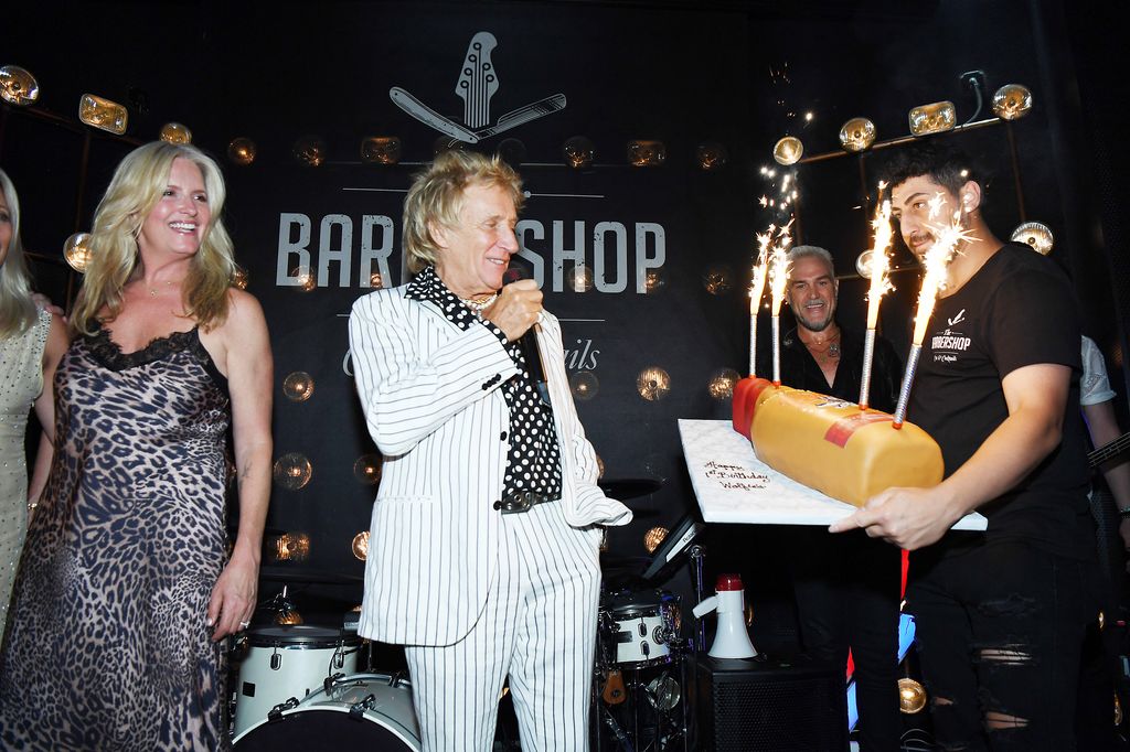 Penny Lancaster Stewart e Sir Rod Stewart comemoram o aniversário de 1 ano do Wolfie's Whisky no The Barbershop Cuts & Cocktails Las Vegas