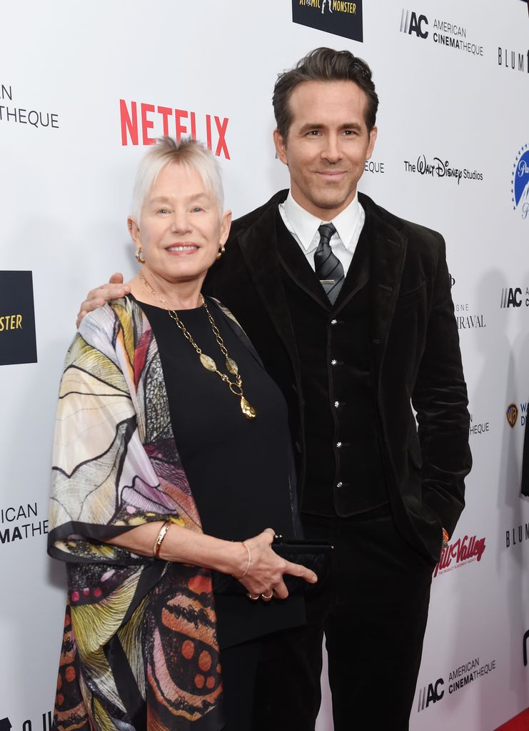 Tammy Reynolds (L) e Ryan Reynolds no 36º Prêmio Anual da Cinemateca Americana, realizado no The Beverly Hilton em 17 de novembro de 2022 