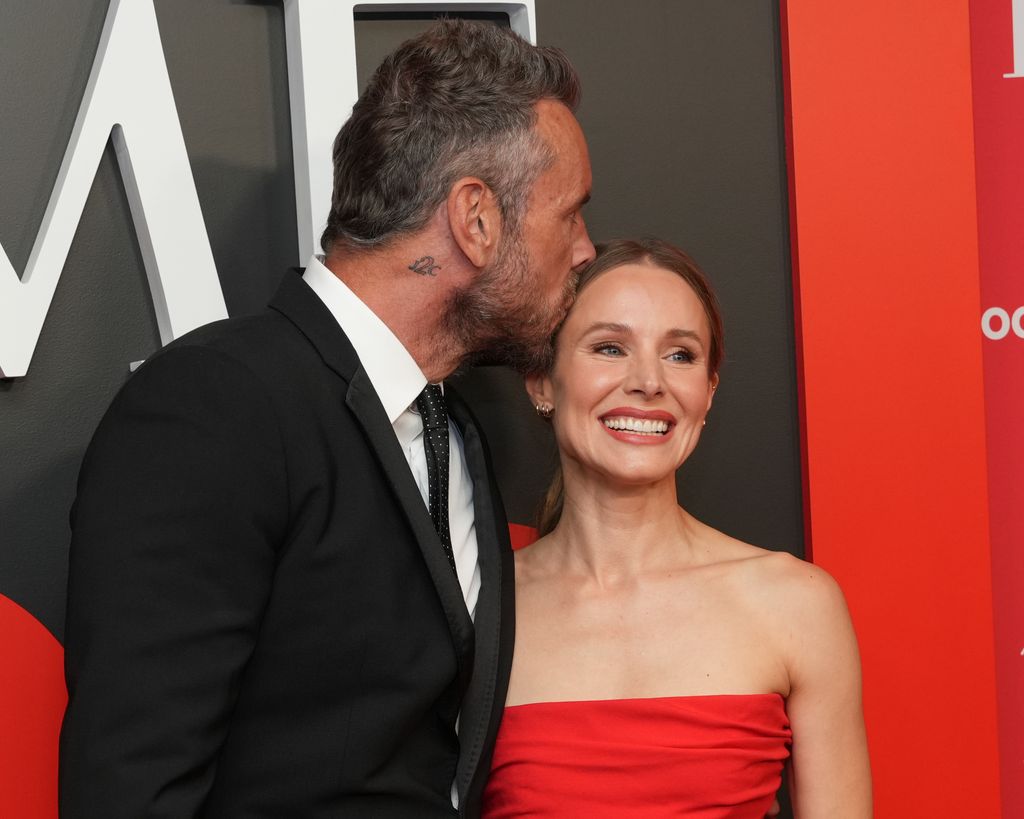 photo of dax shepard kissing kristen bell on the head