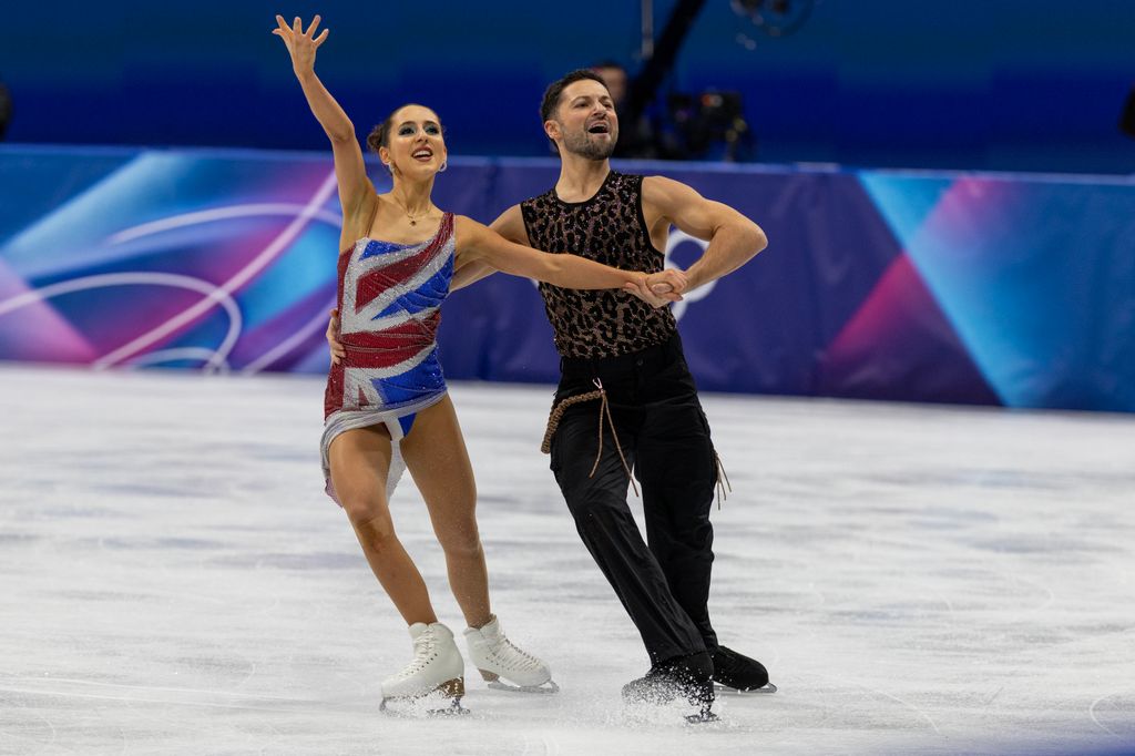 Lilah Fear et Lewis Gibson, de Grande-Bretagne, exécutent leur routine lors du patinage artistique, de la danse rythmique sur glace à l'arène de patinage sur glace de Milan aux Jeux Olympiques d'hiver de Milan Cortina 2026, le 8 février 2026 à Milan, en Italie.  