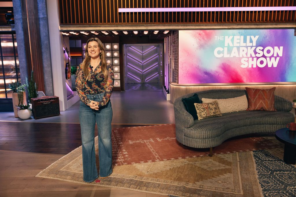 Kelly Clarkson di lokasi syuting talk shownya