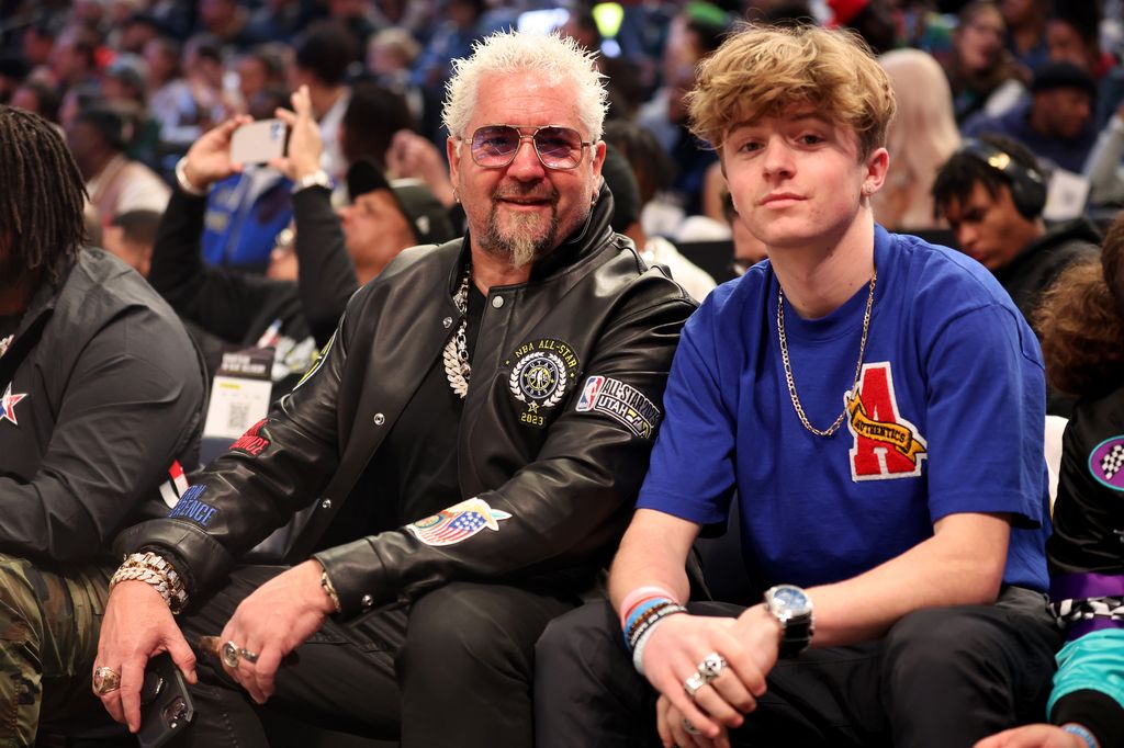 Guy Fieri révèle le « dévouement » de son plus jeune fils pour l'avenir : « C'est ce qu'il veut faire » 1 Guy Fieri pose avec son fils Ryder Fieri avant le NBA All Star Game 2023 entre Team Giannis et Team LeBron au Vivint Arena le 19 février 2023 à Salt Lake City, Utah