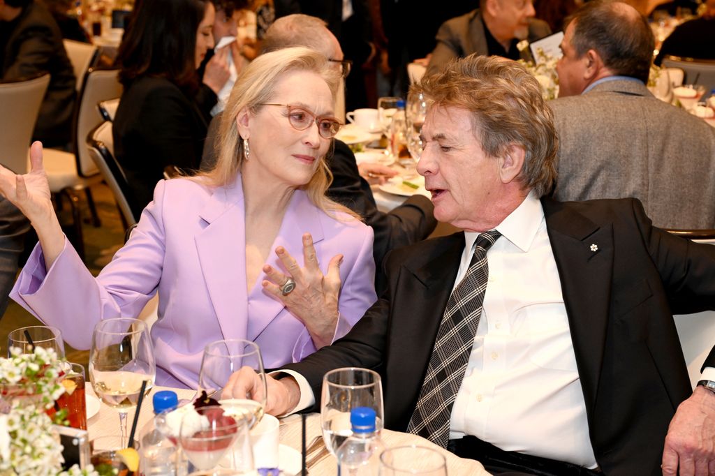 Meryl Streep e Martin Short conversam em uma mesa no AFI Awards no Four Seasons Hotel Los Angeles em Beverly Hills 