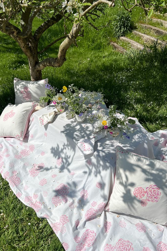 Wild flowers are must for a chic picnic