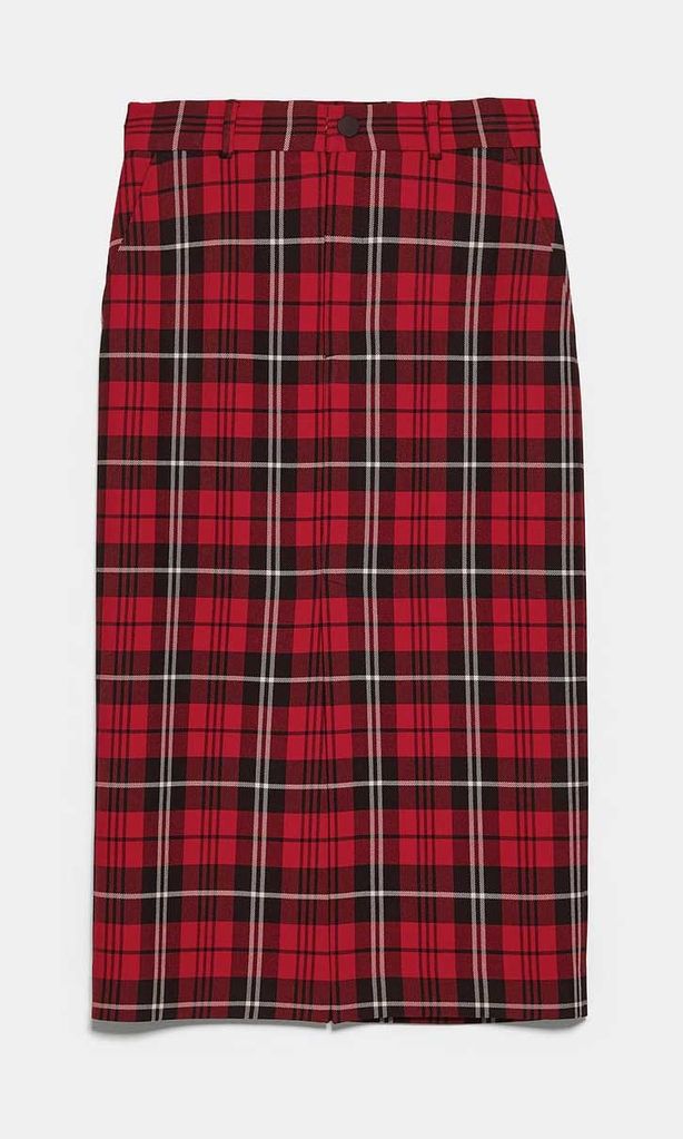 Lorraine Kelly wows in the ultimate red tartan pencil skirt from Zara ...