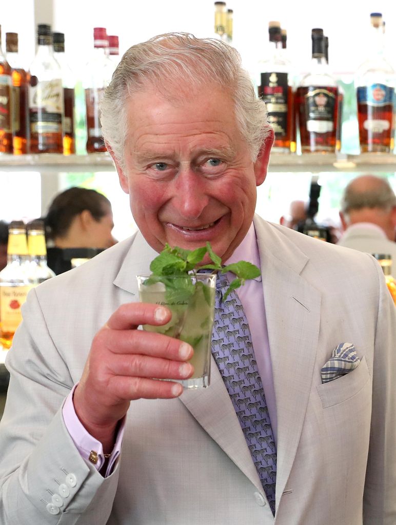 Rei Charles bebe um mojito de menta durante visita a Cuba 