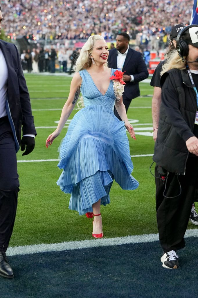 Lady Gaga porte une robe Luar personnalisée pour le spectacle de la mi-temps lors du match de football NFL Super Bowl LX 2026 