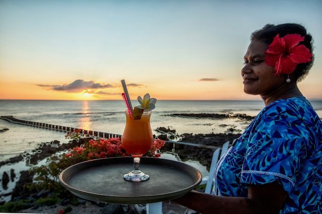 Les soirées à Whitegrass sont passés à boire des cocktails au coucher du soleil par la plage