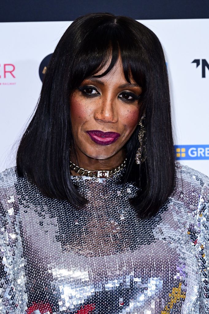 Pliez-le comme Beckham Cast: où ils sont maintenant au milieu des nouvelles de la suite 7 Gros plan de femme en robe scintillée posant pour la photo