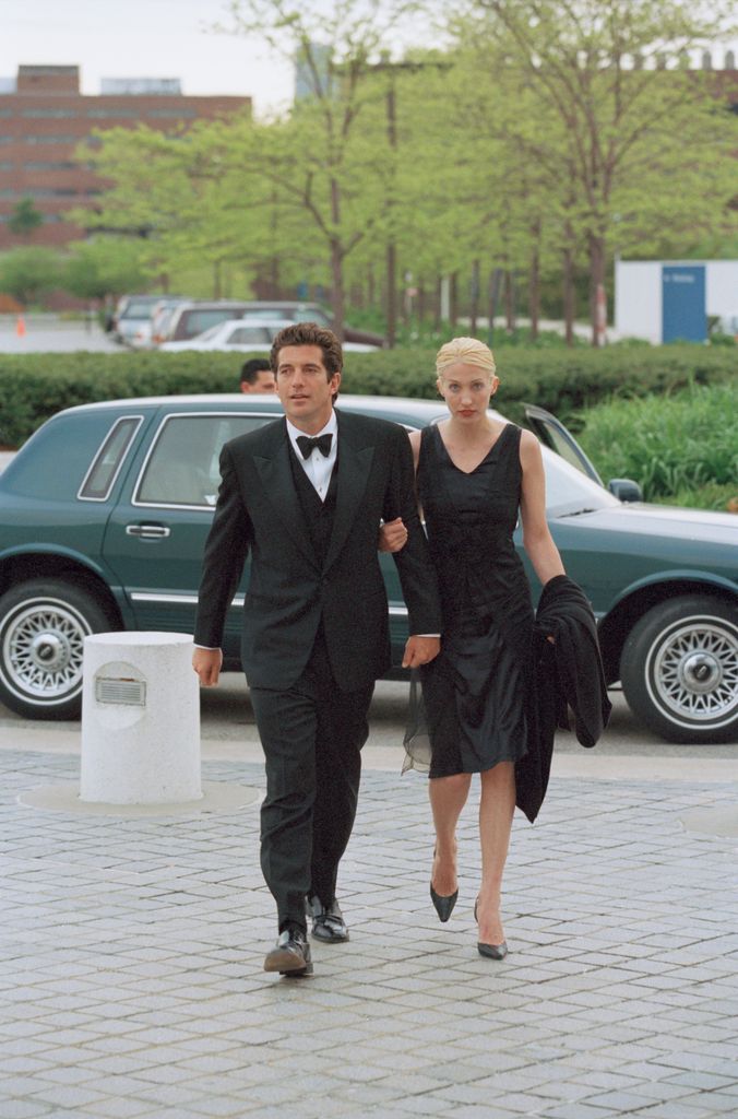 John Kennedy Junior e sua esposa Carolyn Bessette chegam para a recepção em homenagem ao nascimento de JFK há 80 anos, em 1999