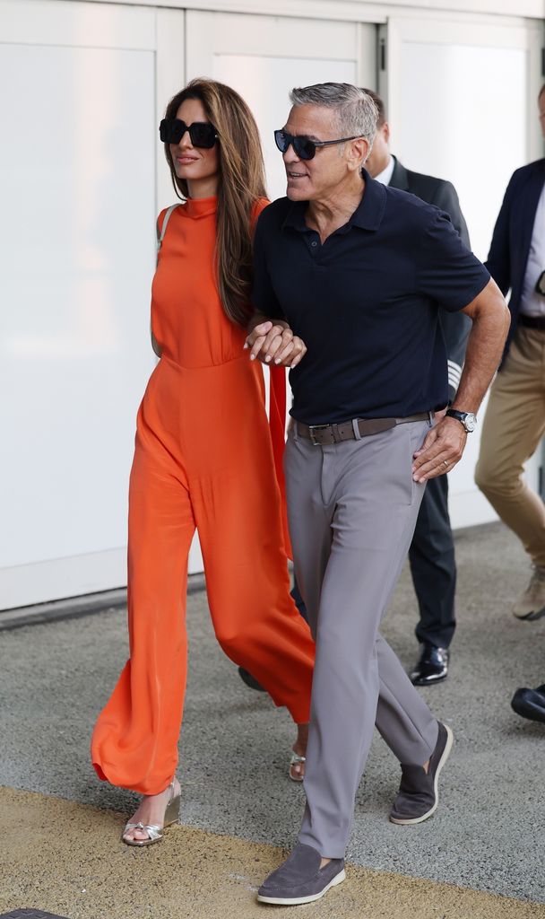   George Clooney e sua esposa Amal são vistos saindo do aeroporto Marco Polo de Veneza após participarem do 81º Festival Internacional de Cinema de Veneza no Lido de Veneza