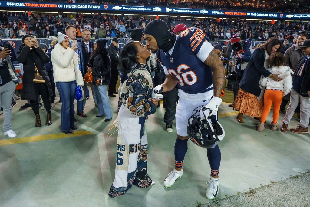 simone biles and jonathan owens kissing soldier field 