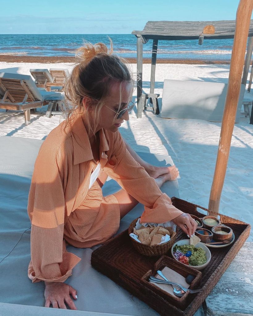 Tiffany Watson tomando café da manhã na praia