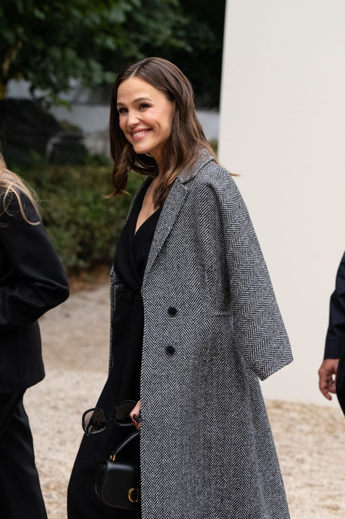 Jennifer Garner wears Dior outside the Dior show during Womenswear Spring/Summer 2025