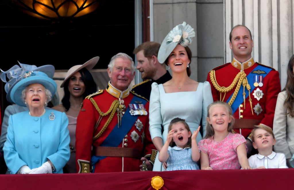  Queen Elizabeth II on the balcony in blue next to her family 