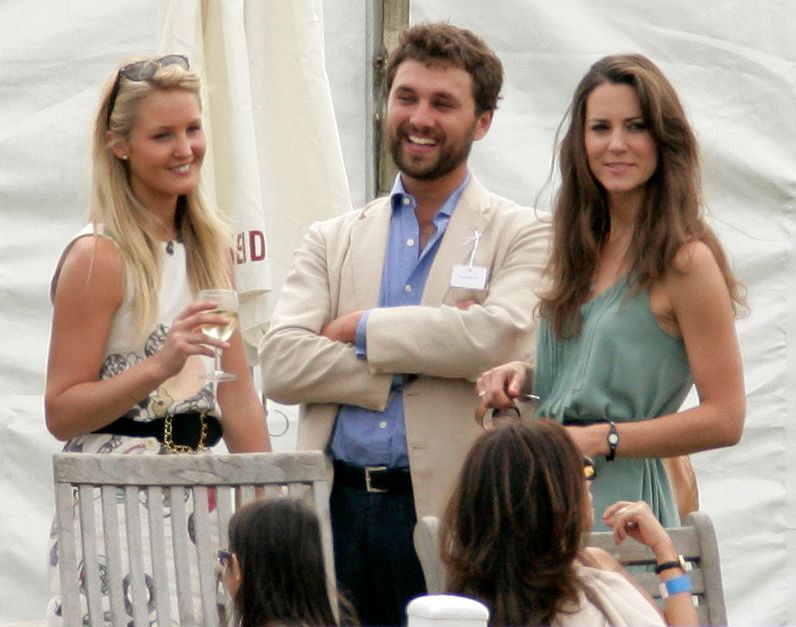   Thomas van Straubenzee (C) e Kate Middleton (D) assistem ao príncipe William e ao príncipe Harry jogarem na partida de polo da Chakravarty Cup no Beaufort Polo Club em 10 de julho de 2010 em Tetbury, 