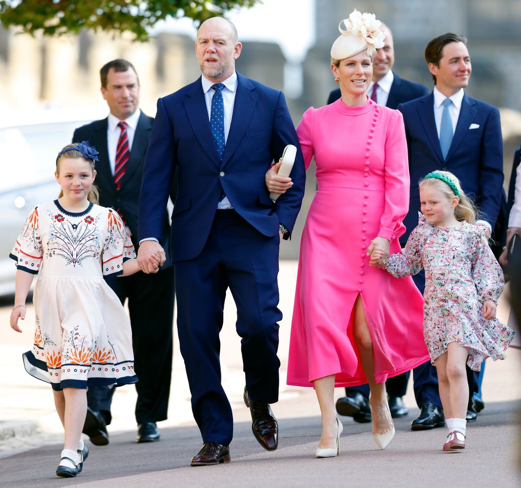 Zara Tindall com marido e filhos andando de vestido rosa