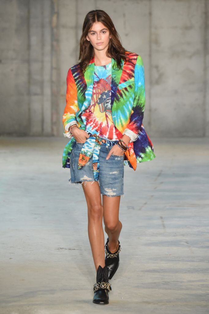 Kaia wore a tie-dye look during R13's AW19 show 