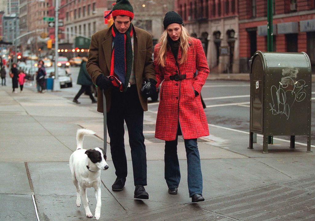 John F. Kennedy Jr. e sua esposa Carolyn caminham com seu cachorro na sexta-feira, 1º de janeiro de 1997, na cidade de Nova York