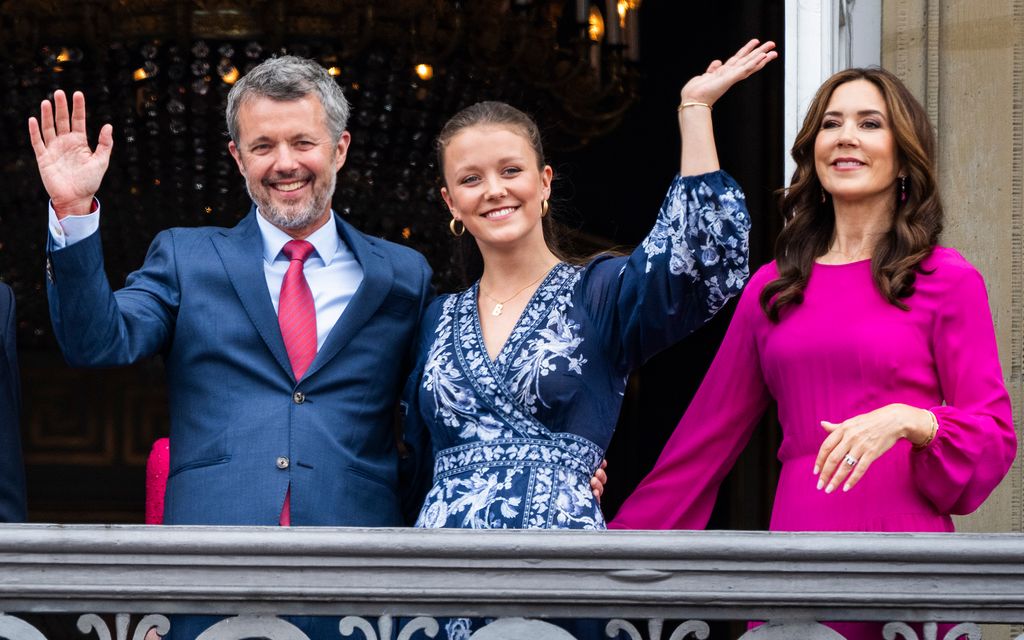 King Frederik, Princess Isabella and Queen Mary waving from balcony