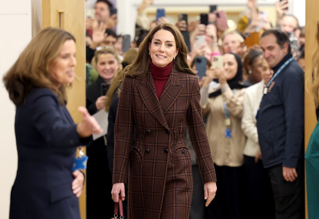 Kate Middleton durante uma visita ao Royal Marsden Hospital em 14 de janeiro de 2025 em Londres, Inglaterra. O Príncipe e a Princesa de Gales tornaram-se hoje Patronos Conjuntos da Royal Marsden NHS Foundation Trust, após uma visita de Sua Alteza Real às instalações do hospital em Chelsea. A jornada pessoal do câncer da princesa fez com que ela recebesse tratamento do Royal Marsden. O Royal Marsden abriu as suas portas em 1851 como o primeiro hospital do mundo dedicado ao diagnóstico, tratamento, investigação e educação do cancro. 