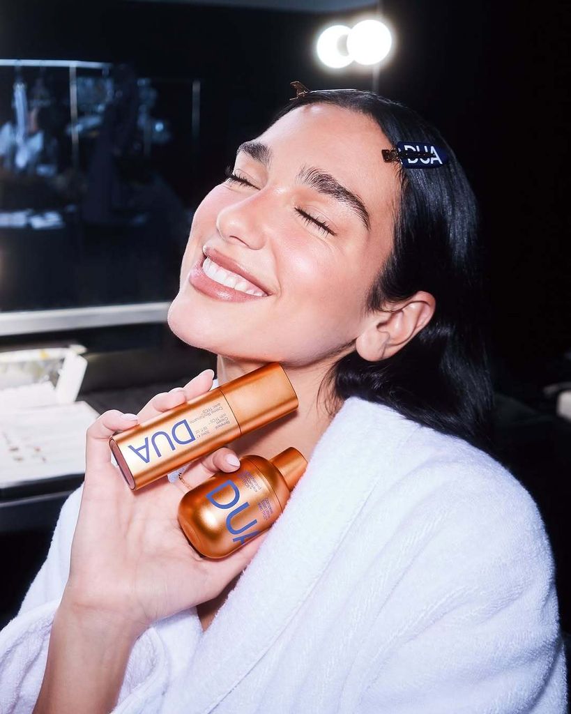 Dua Lipa posant avec ses produits de soin